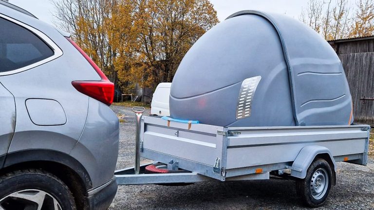 Motociklo garažas transportavimui priekaboje - saugus ir patogus sprendimas.